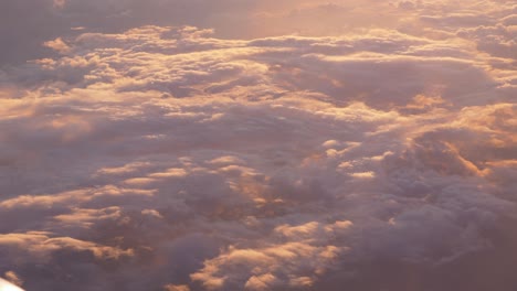 Wolkenlandschaft-Durch-Flugzeugfenster.-Sonnenuntergangszeit.-Luftaufnahme