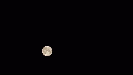 Vollmond-Am-Bewölkten-Himmel.-Nachtzeit