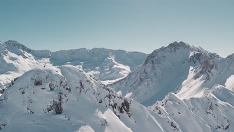 Una-Hermosa-Vista-De-Los-Picos-De-Las-Montañas-Cubiertos-De-Nieve-En-El-Soleado-Día-De-Invierno.