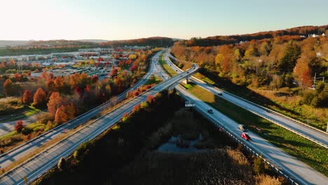 Vista-Aérea-De-La-Tarde,-Con-Dron,-De-La-Ruta-17-De-Nueva-York,-Justo-Al-Oeste-Del-Intercambiador-De-Diamantes-Divergente-DDI,-Ubicado-En-Woodbury,-Nueva-York,-Con-Un-Carro-De-Transporte-Tirando