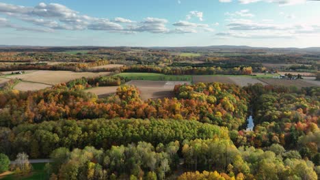 Vista-Aérea-De-La-Tarde-De-Otoño-De-Trumansburg,-Nueva-York,-EE.-UU.-Ubicado-En-La-Región-De-Finger-Lakes,-Cerca-De-Ithaca,-Nueva-York.