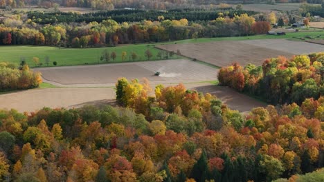 Vista-Aérea-De-La-Tarde-De-Otoño-De-Trumansburg,-Nueva-York,-EE.-UU.-Ubicado-En-La-Región-De-Finger-Lakes,-Cerca-De-Ithaca,-Nueva-York.