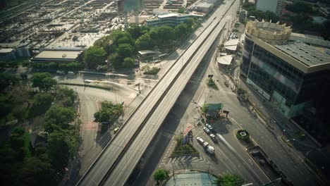 Zeitraffer-Einer-Stark-Befahrenen-Autobahnkreuzung-Im-Stadtzentrum-Einer-Metropole