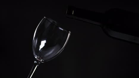 Primer-Plano-De-Vino-Tinto-Vertido-En-Copa-De-Vino-Sobre-Fondo-Negro