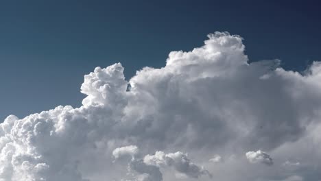 Una-Toma-En-Cámara-Lenta-De-Nubes-Moviéndose-En-El-Cielo-Azul.