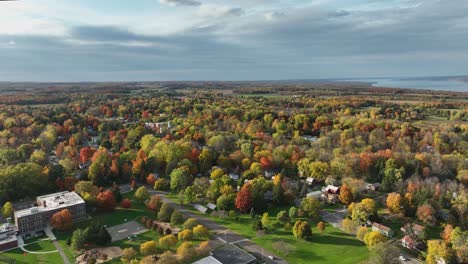 Vista-Aérea-De-La-Tarde-De-Otoño-De-Trumansburg,-Nueva-York,-EE.-UU.-Ubicado-En-La-Región-De-Finger-Lakes,-Cerca-De-Ithaca,-Nueva-York.