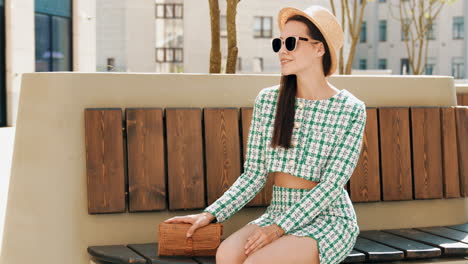 Mujer-De-Moda-Posando-En-La-Calle-Con-Chaqueta-Y-Falda