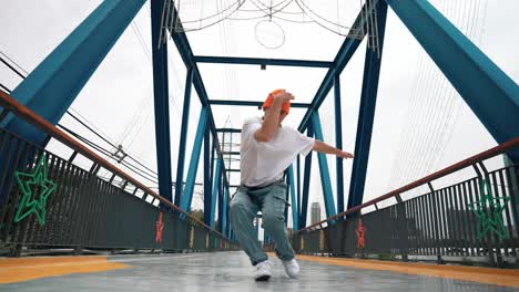 Professioneller-Breakdancer-Führt-Auf-Der-Brücke-Einen-Munteren-Streetdance-Schritt-Vor.