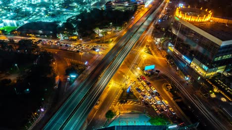 Zeitraffer-Einer-Stark-Befahrenen-Autobahnkreuzung-Im-Stadtzentrum-Der-Metropole-Bei-Nacht