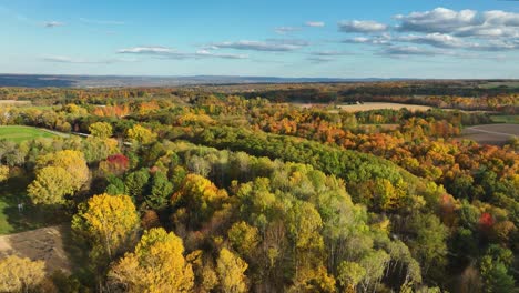 Vista-Aérea-De-La-Tarde-De-Otoño-De-Trumansburg,-Nueva-York,-EE.-UU.-Ubicado-En-La-Región-De-Finger-Lakes,-Cerca-De-Ithaca,-Nueva-York.