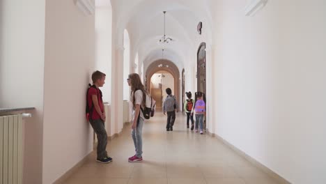 Kinder-Unterhalten-Sich-Während-Der-Pause-Im-Schulflur.