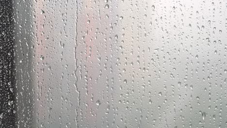 Regentropfen-Auf-Dem-Fenster.-Regenwetter.-Nahaufnahme