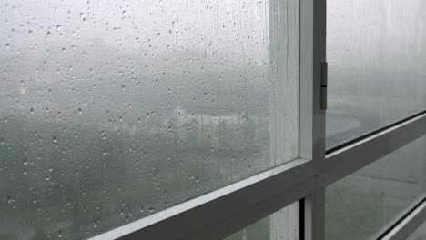 Regentropfen-Auf-Dem-Fenster.-Regenwetter.-Nahaufnahme