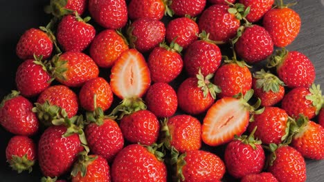 Un-Montón-De-Fresas-Rojas-Y-Maduras-Girando,-Primer-Plano