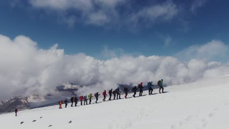 Rusia,-Cáucaso,-Elbrus.-Los-Escaladores-Suben-Por-Una-Pendiente-Rocosa-Cubierta-De-Nieve.