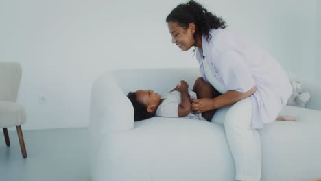 Mamá-E-Hija-Juegan-Juntas-En-El-Sofá-En-El-Interior