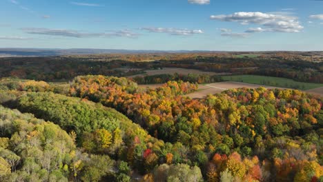 Vista-Aérea-De-La-Tarde-De-Otoño-De-Trumansburg,-Nueva-York,-EE.-UU.-Ubicado-En-La-Región-De-Finger-Lakes,-Cerca-De-Ithaca,-Nueva-York.