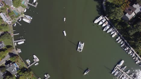 Vista-Aérea-De-Barcos-En-El-Puerto-De-Annapolis,-Maryland.