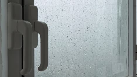 Gotas-De-Lluvia-En-La-Ventana-Con-Manija.-Clima-Lluvioso.-Primer-Plano