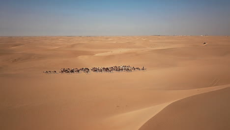 Una-Vista-Aérea-De-Una-Caravana-Cruzando-Un-Desierto.