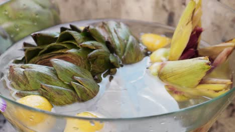 Alcachofas-En-Un-Recipiente-De-Vidrio.-Cocinar-Alcachofas-En-La-Cocina.-Listas-Para-Preparar