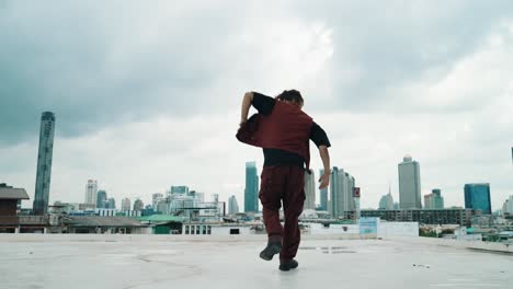 B-Boy-Tanzvorführung-Eines-Professionellen-Straßentänzers.-Breakdance.-Hip-Hop.