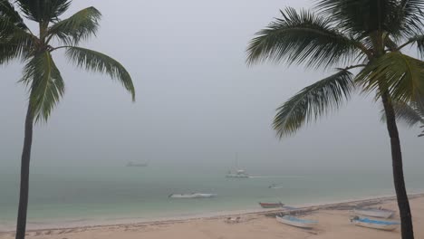 Vista-De-La-Tormenta-Y-La-Lluvia-En-Una-Playa-Tropical-Desde-El-Balcón.-Clima-Tormentoso