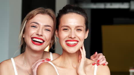 Frauen-Mit-Roten-Lippen-Posieren-Auf-Dunklem-Hintergrund