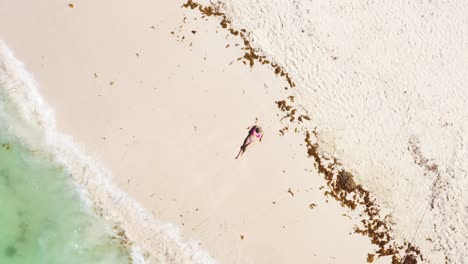 Luftaufnahme-Von-Einer-Drohne-Am-Karibischen-Meeresstrand-Mit-Einer-Frau,-Die-Auf-Sand-Ruht.-Reiseziel.-Sommerferien