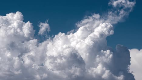 Eine-Malerische-Aussicht-Auf-Flauschige-Wolken-Am-Blauen-Himmel-Während-Des-Tages