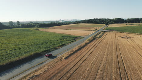 Vista-Aérea-De-Un-Automóvil-Convertible-Rojo-Antiguo-Que-Circula-Por-Campos-Agrícolas-En-Alemania.