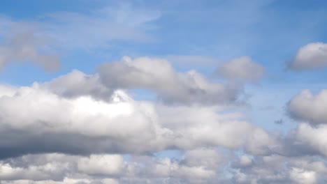 Wolken-Fliegen-Am-Blauen-Himmel,-Zeitraffer