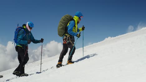 Rusia,-Elbrus.-Los-Escaladores-Suben-Por-Una-Pendiente-Rocosa-Cubierta-De-Nieve.