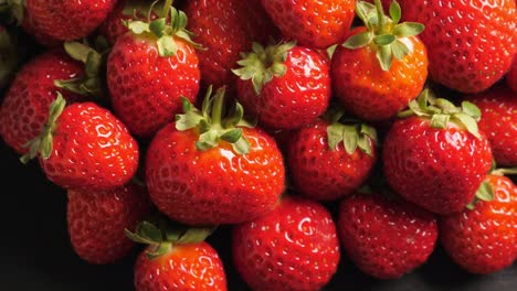 A-lot-of-red-and-ripe-strawberries-rotating,-closeup