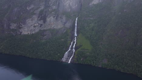 Hermosa-Toma-Aérea-Del-Fraile-Tomada-Con-Un-Dron