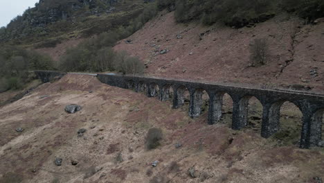 Schottland-Brücke-Viaduc-Berg-Tal-Drohne-4k