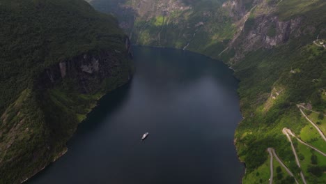 Erstaunliche-Drohnenaufnahme-Hoch-über-Dem-Geirangerfjord