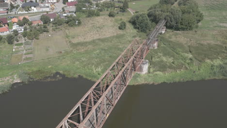 Puente-Ferroviario-Viejo-Y-Oxidado-En-Stobnica-Vol.-2