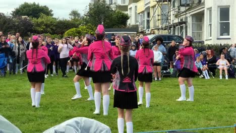 Walisische-Tanzgruppe-Führt-Formationstanzroutine-Beim-Holyhead-Seaside-Festival-Auf