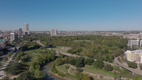 Toma-Aérea-Del-Parque-Buffalo-Bayou-En-Houston,-Texas