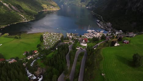 Vista-Aérea-De-La-Ciudad-De-Geiranger-Desde-El-Punto-De-Vista-Cinematográfico