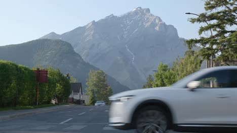 Autos-Fahren-Durch-Die-Stadt-Banff-Mit-Dem-Cascade-Mountain-Im-Hintergrund