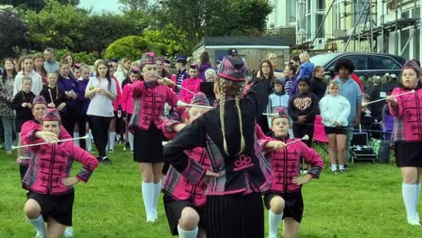 Rutina-De-Formación-De-La-Tropa-De-Danza-Galesa-En-El-Festival-De-Competición-De-Holyhead-Waterfront