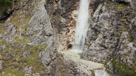 Detaillierte-Nahaufnahme-Eines-Mächtigen-Wasserfalls,-Der-Felsige-Klippen-In-Den-Dolomiten-Hinabstürzt