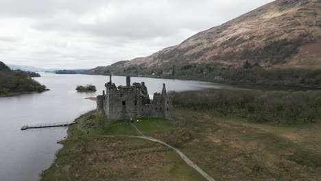 Ruinas-De-Un-Castillo-En-Escocia-Con-Drones-En-4k