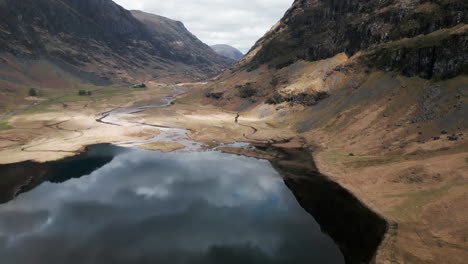 Lagangarbh-Hütte,-Schottland,-Tal,-Glencoe,-Weißes-Haus,-Wasserfall,-Drohne,-4k