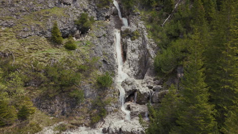 Detailansicht-Eines-Wasserfalls,-Der-über-Felsige-Klippen-In-Den-Dolomiten-Fließt,-Umgeben-Von-üppigem-Wald