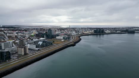 El-Vídeo-Muestra-El-Puerto-Y-Los-Coloridos-Edificios-De-Reykjavik-Desde-Una-Vista-Aérea.