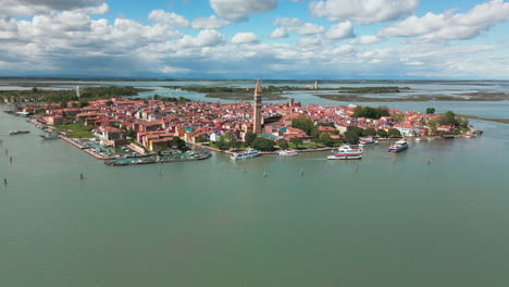 Impresionantes-Imágenes-Aéreas-De-La-Isla-De-Burano-Que-Muestran-Sus-Casas-Vibrantes,-Su-Costa-Y-Su-Icónico-Campanario-En-Venecia,-Italia