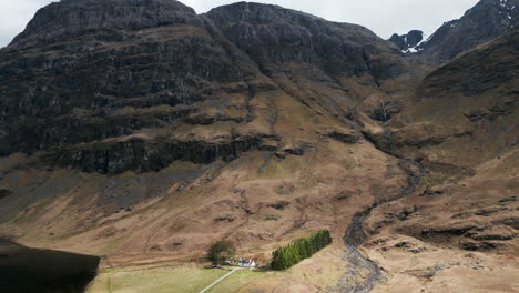 Cabaña-Lagangarbh-Valle-De-Escocia-Glencoe-Casa-Blanca-Cascada-Dron-Vertical